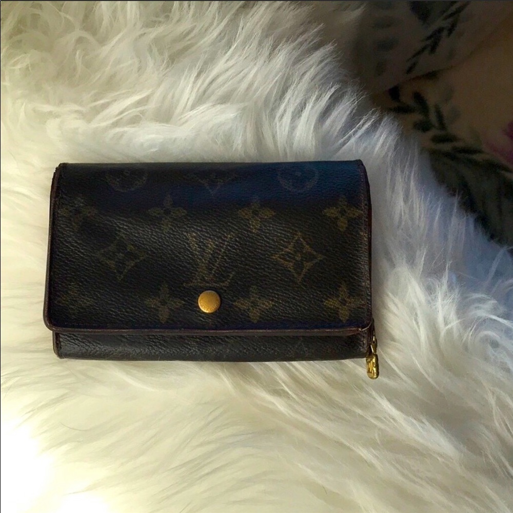 AUTHENTIC LOUIS VUITTON MONOGRAM WALLET.